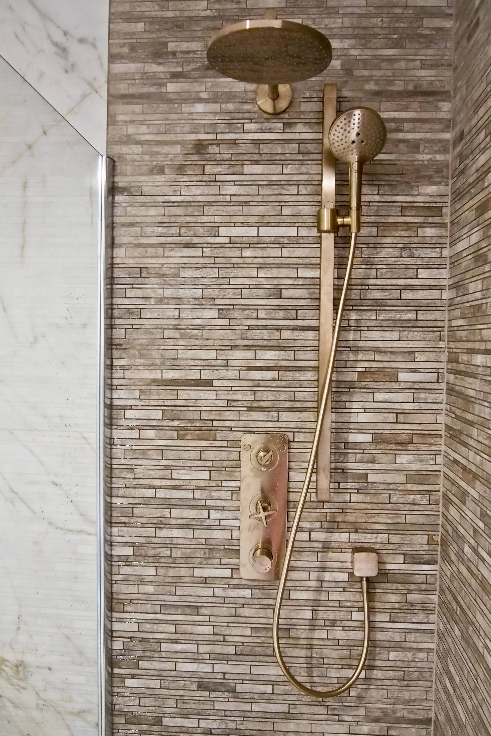 projekt łazienki wnętrze stylizowane bateria retro złoty mosiądz z kamień i mozaika kamienna Kraków