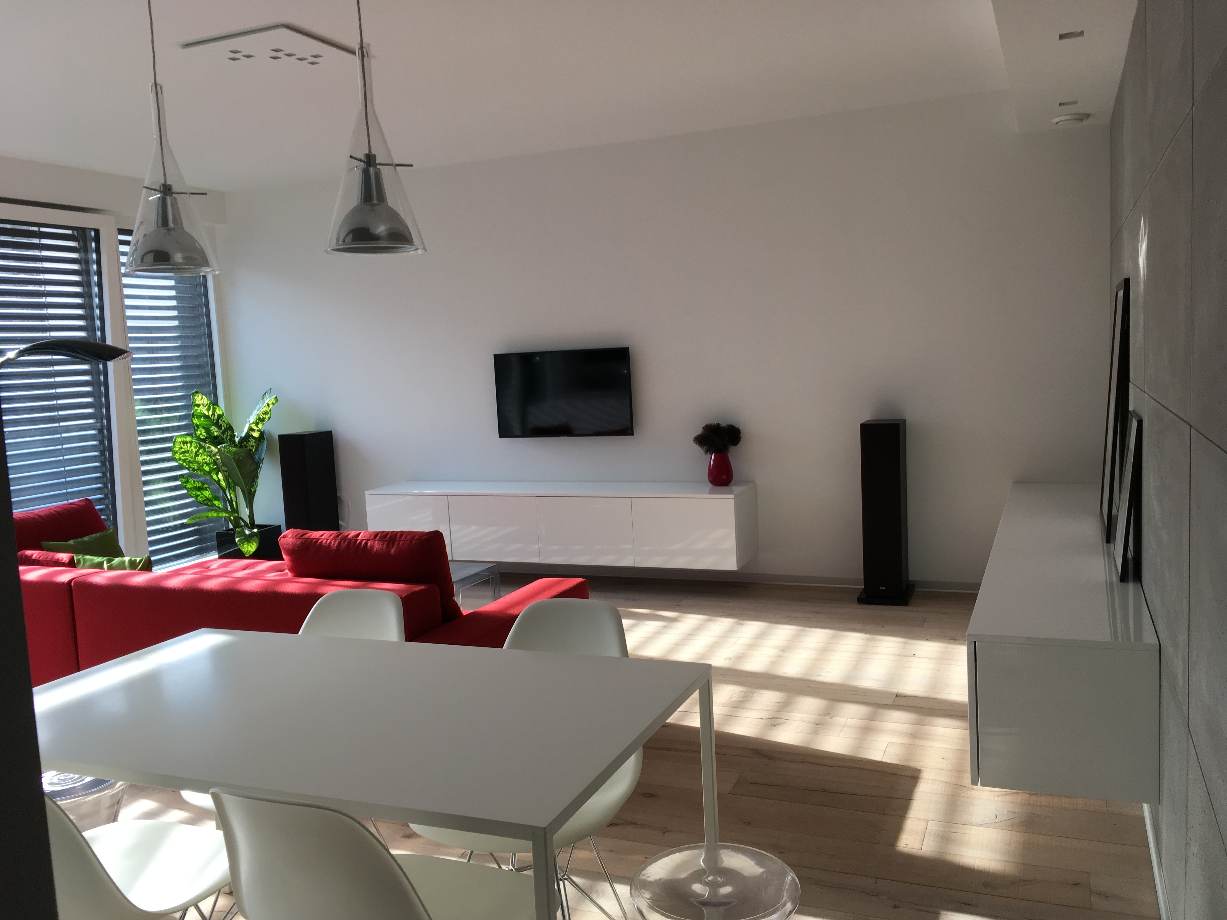 beton architektoniczny oraz proste meble i nowoczesne oświetlenie to pomysł na projekt apartamentu w Luksemburgu z minimalistycznymi wnętrzami