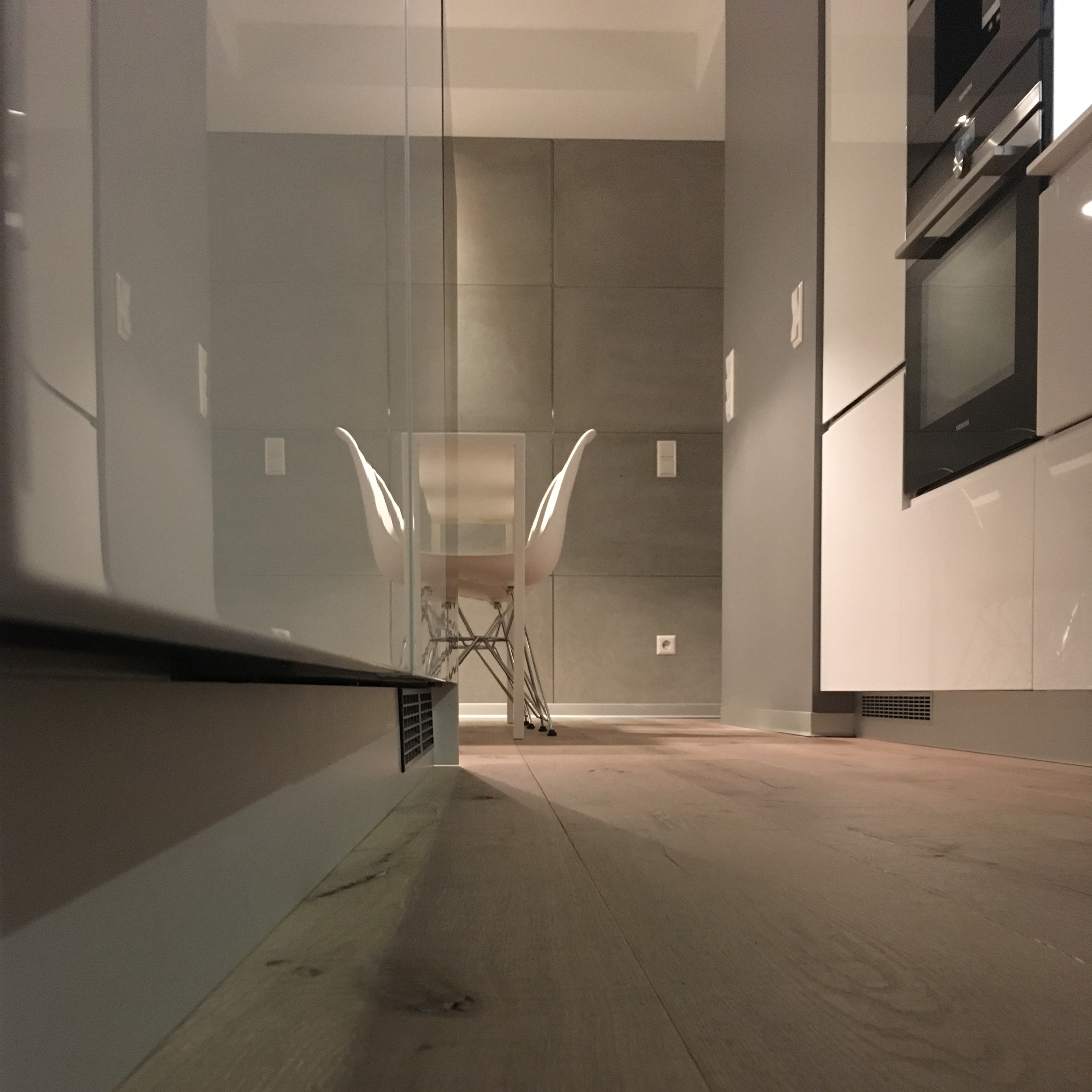 beton architektoniczny oraz proste meble i nowoczesne oświetlenie to pomysł na projekt apartamentu w Luksemburgu z minimalistycznymi wnętrzami