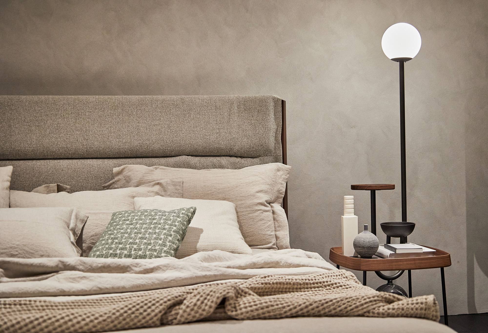 SALONE DEL MOBILE Mmilano minimalistycznie i w stonowanych kolorach nowy trend w projektowaniu i meblowaniu sypialni Mediolan 2022
