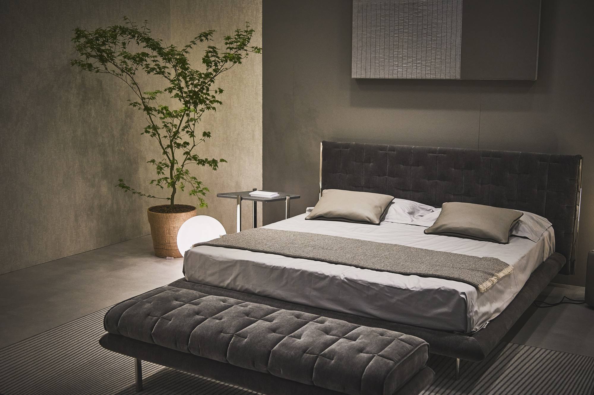 SALONE DEL MOBILE - Milano - spokojne kolory - minimalistyczne wnętrze - projekt wnętrz pięknej sypialni