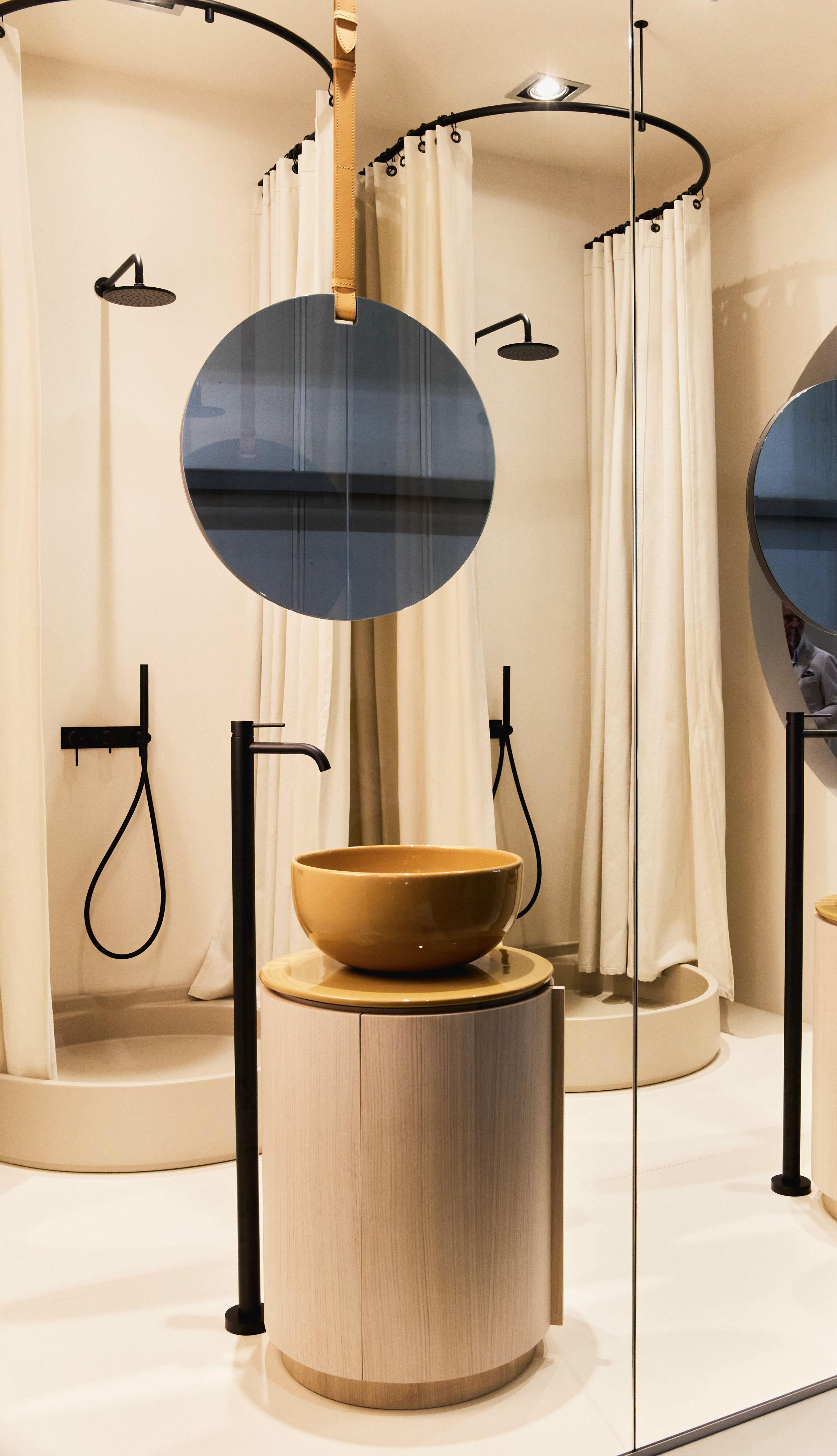 SALONE DEL MOBILE Milano kto z was chciałby taką łazienkę z podwójnym prysznicem i parawanem z naturalnej tkanint trendy design 2022 Mediolan