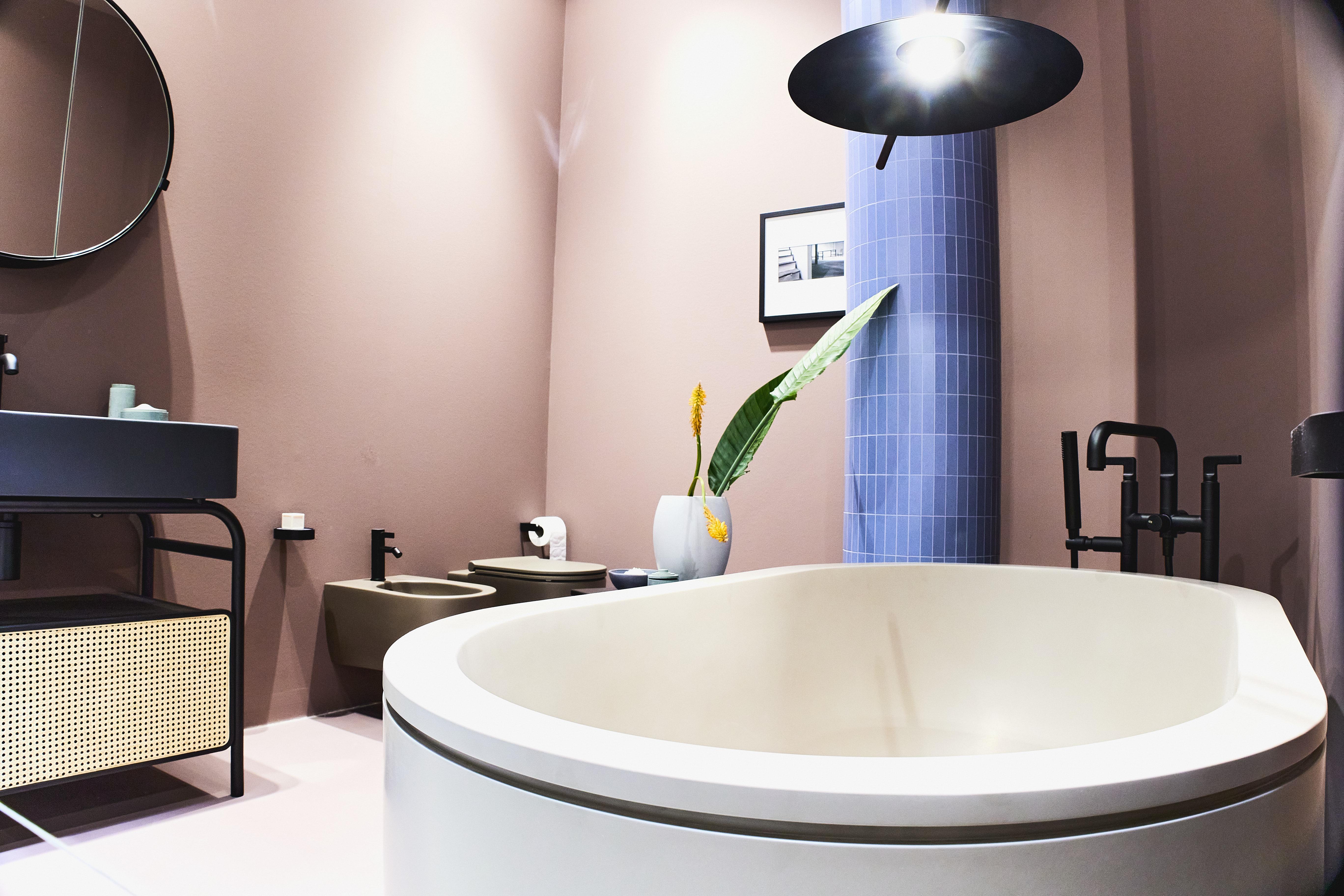 SALONE DEL MOBILE Milano nieoczywiste kolory piękne formy wanna wolnostojąca i ciekawe meble do nowy design łazienki modne wnętre 2022
