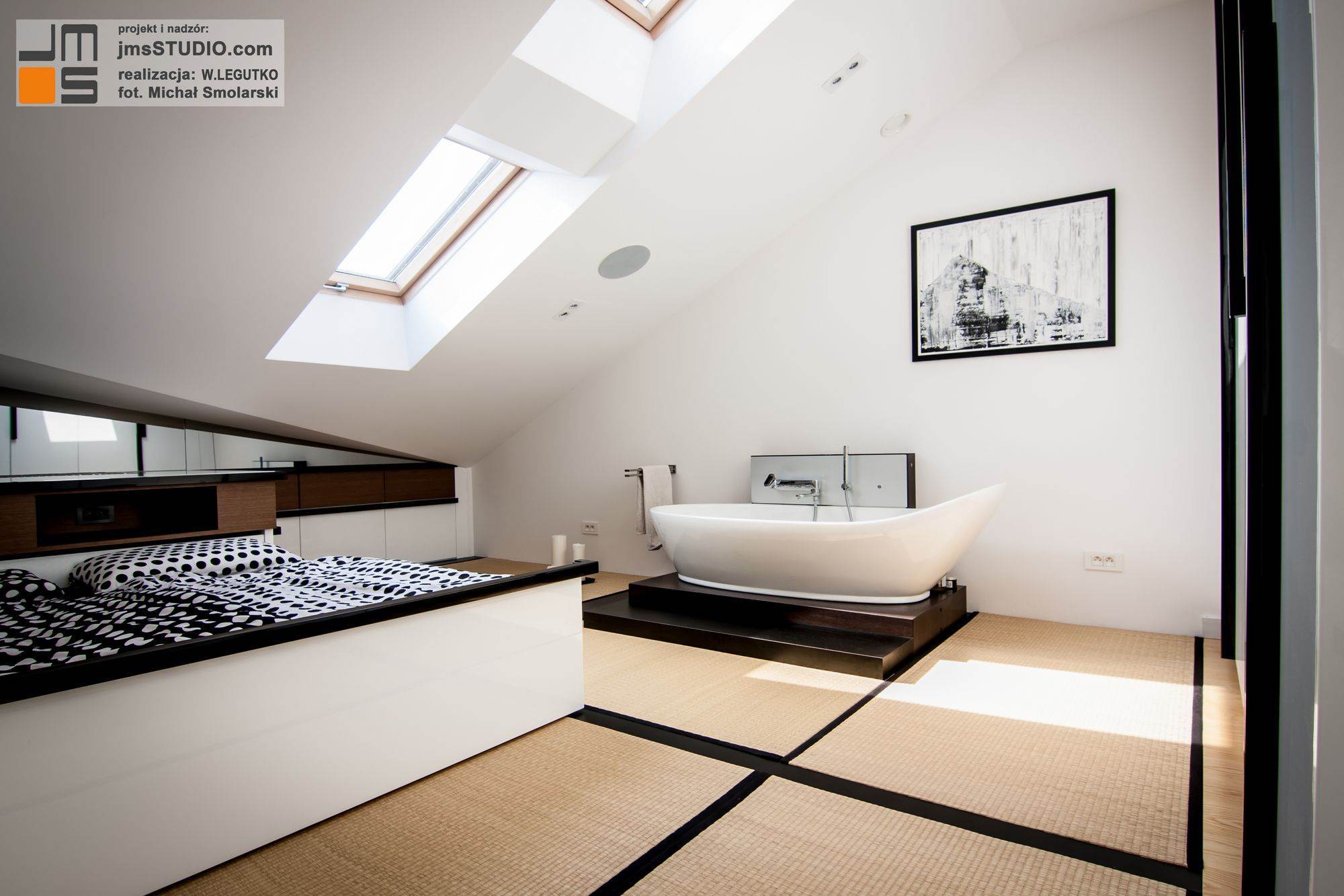 proejkt wnętrz sypialni na poddaszu inspirowanej estetyką japońską z wysuwanym łóżkiem