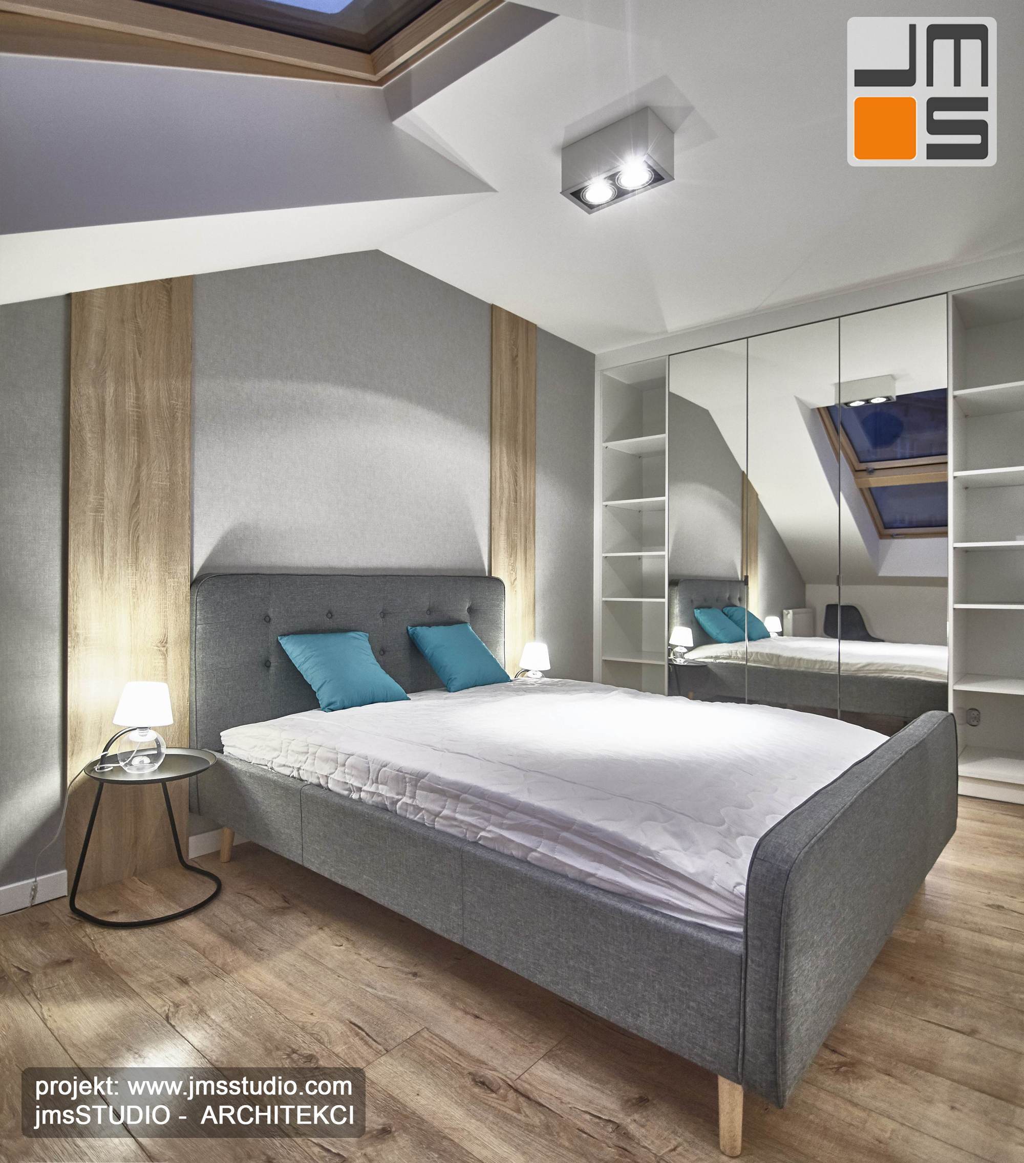 projekt wnętrz sypialni z dużym łóżkiem na poddaszu ze skosem w małej sypialni ze skosem