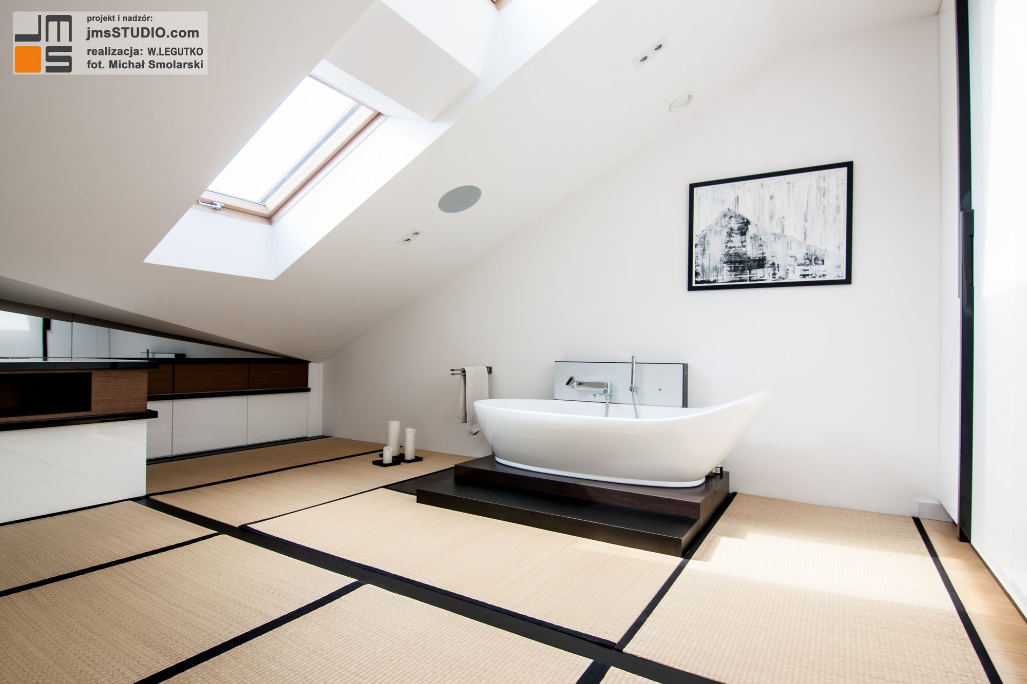 sypialna inspirowana estetyką japońską projekt wnętrza na poddaszu sypalnia z wanną i łużkiem chowanym