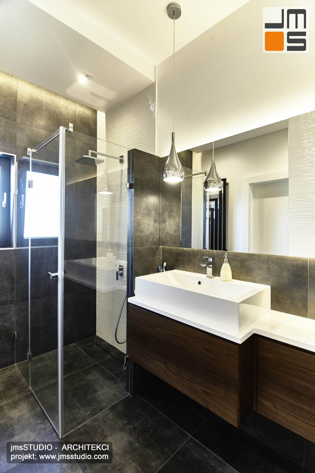2018 06 bardzo elegancki i prosty projekt wnętrz łazienki pod Poznaniem zakładał zastosowanie ciemnych płytek gresowych oraz dużych luster i drewna w łazience
