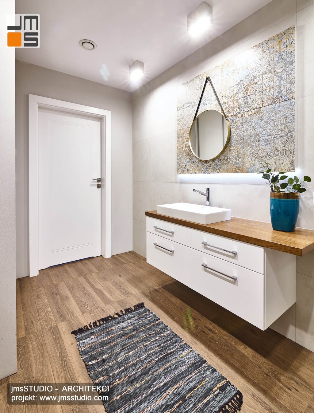 Drewniana podłoga w łaziance dodaje wnętrzu ciepła i sprawia że projekt wnętrz i wnętrze wyglądają bardzo elegancko. 