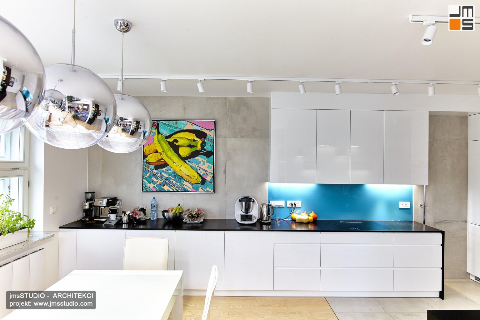 Piękny ponadczasowy projekt kuchni prostej i eleganckiej z betonem białym lakierem i turkusowymi akcentami oraz grafiką