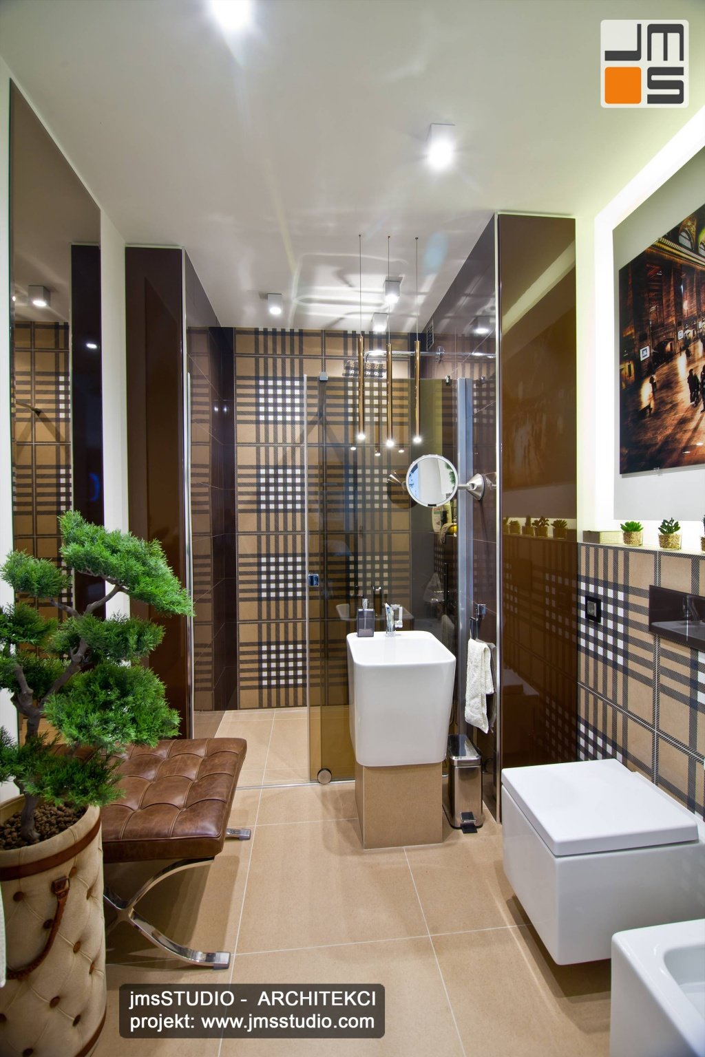 Ekskluzywny projekt wnętrz bardzo eleganckiej łazienki z wolno stojącą umywalką i płytkami gresowymi z oryginalny wzór