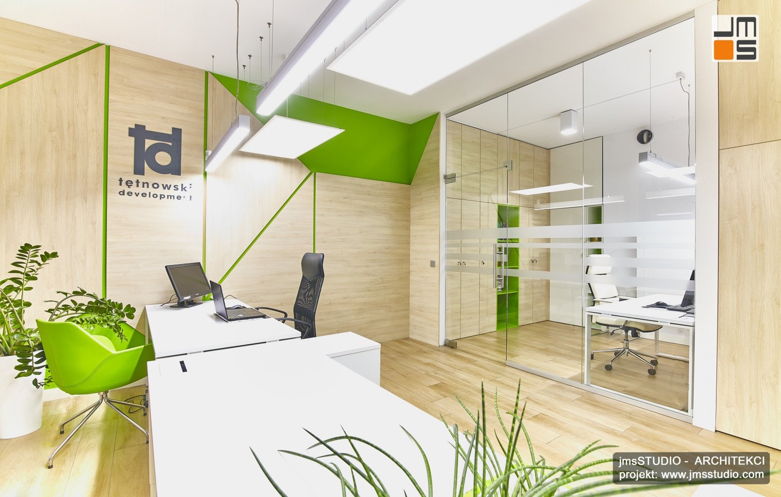 Projekt wnętrz biura nowoczesnej firmy w Krakowie to projekt aranżacji wnętrz biur z ciekawym pomysłem na drewno i grafikę we wnętrzu