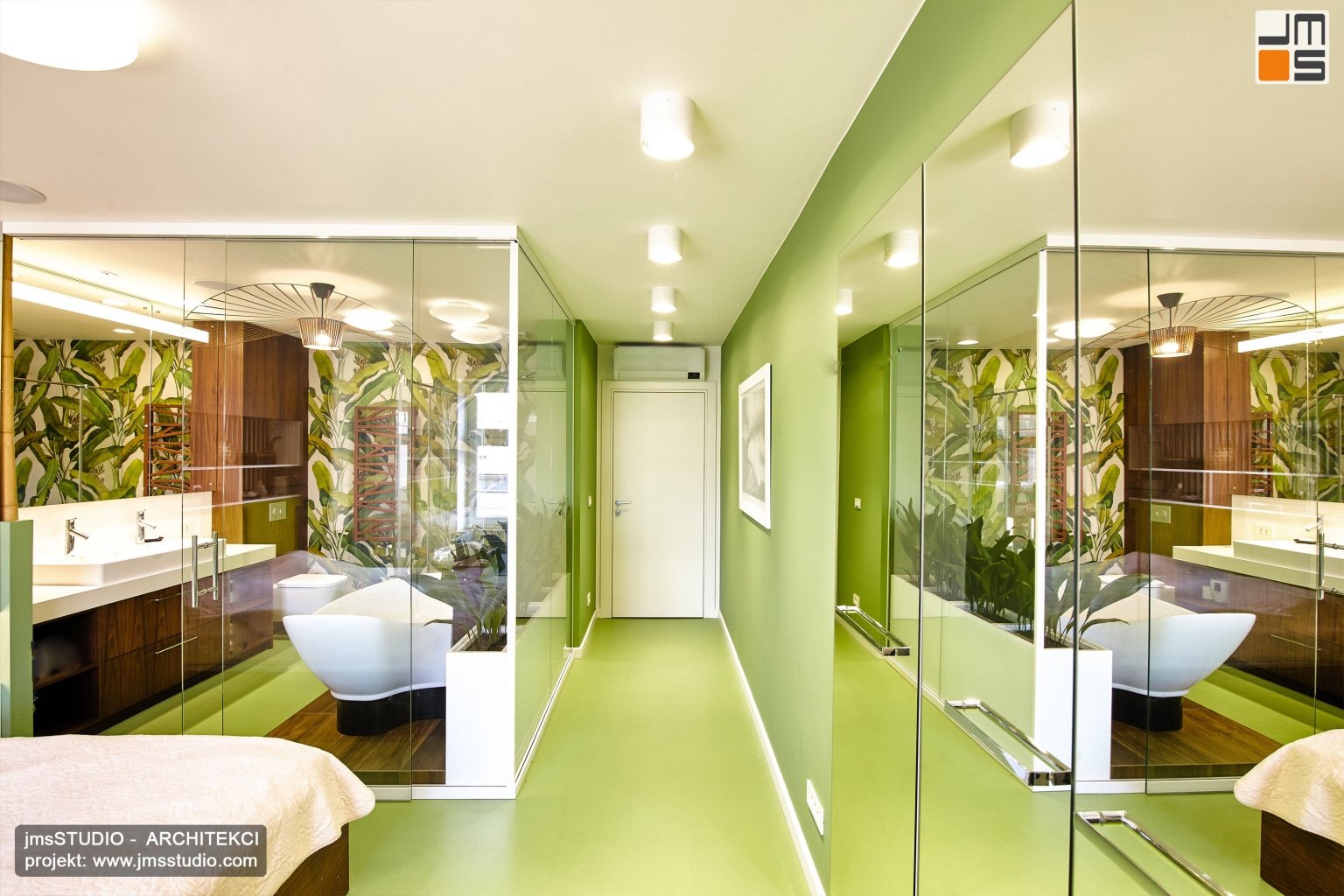 Zielona podłoga z żywicy epoksydowej doskonale koresponduje w projekcie wnętrz z zielenią w salonie kąpielowym połączonym z sypialnią