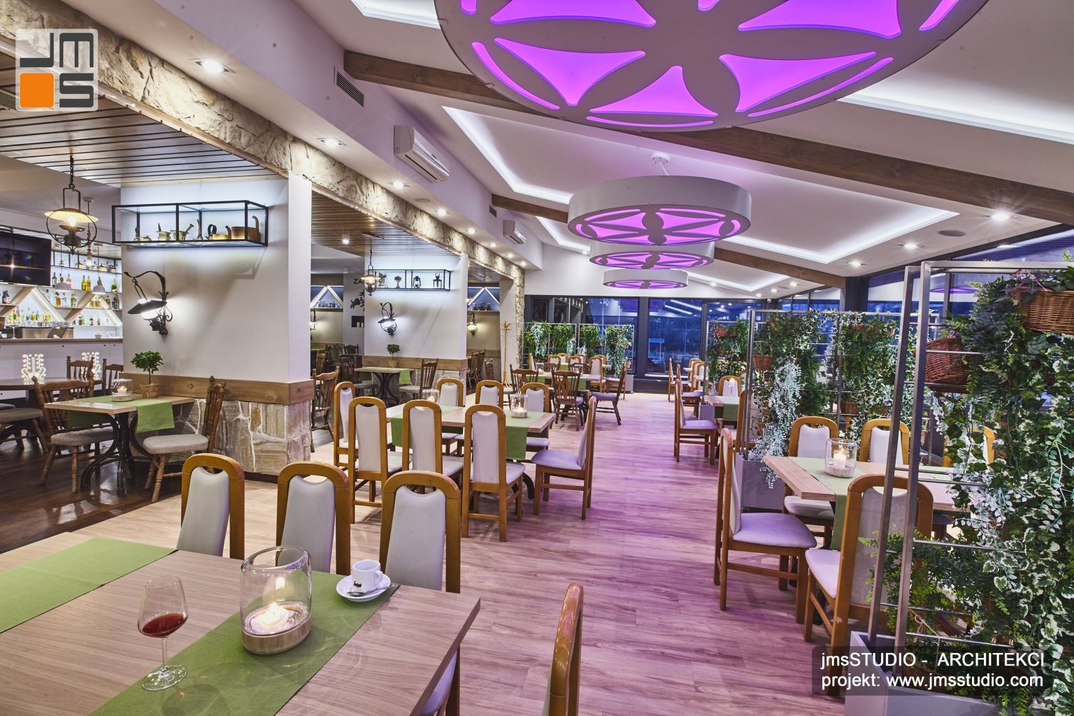 Duże lampy RGB mogą zmienić kolor wnętrza jest to pomysł na projekt wnętrz części restauracji w Pieninach