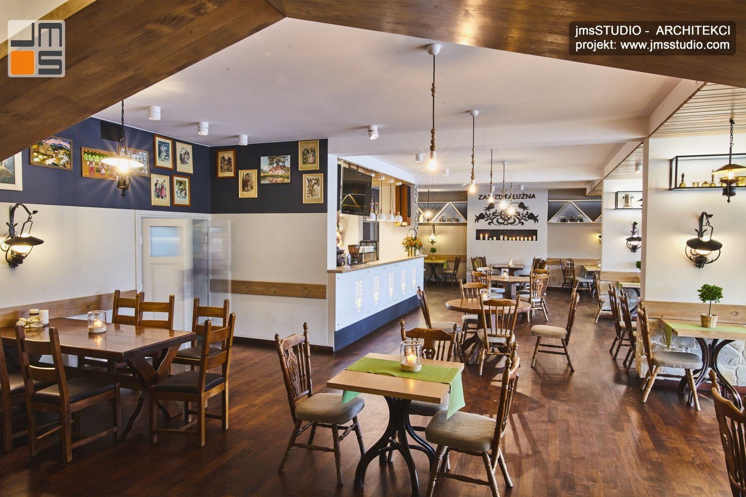 Projekt wnętrz restauracji z lampami naftowymi przerobionymi na elektryczne to wnętrze w stylu rustykalnym nowoczesnym