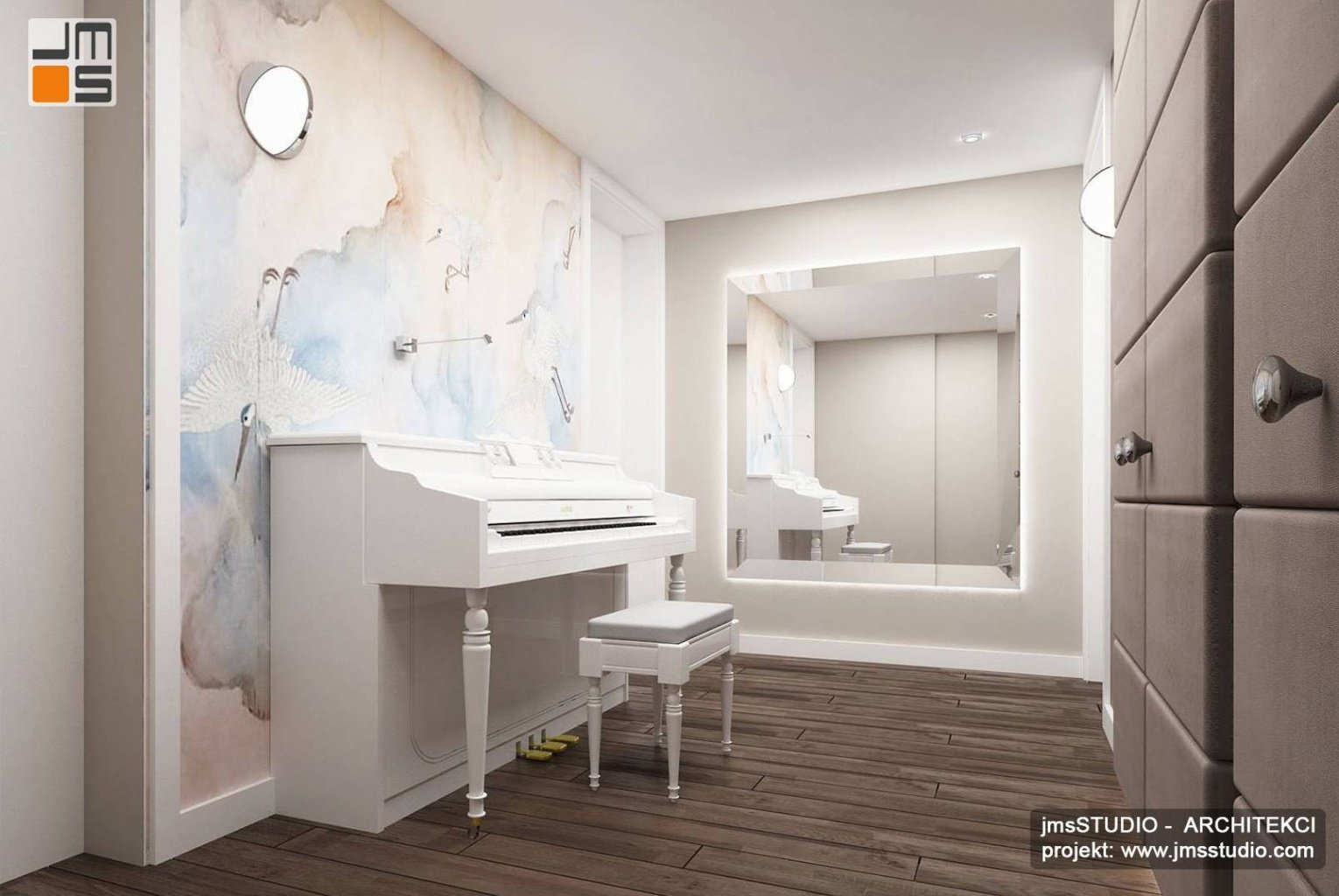 Duże lustro w pomieszczeniu do gry na pianinie to projekt wnętrz apartamentu w Krakowie z tapetą z nadrukiem