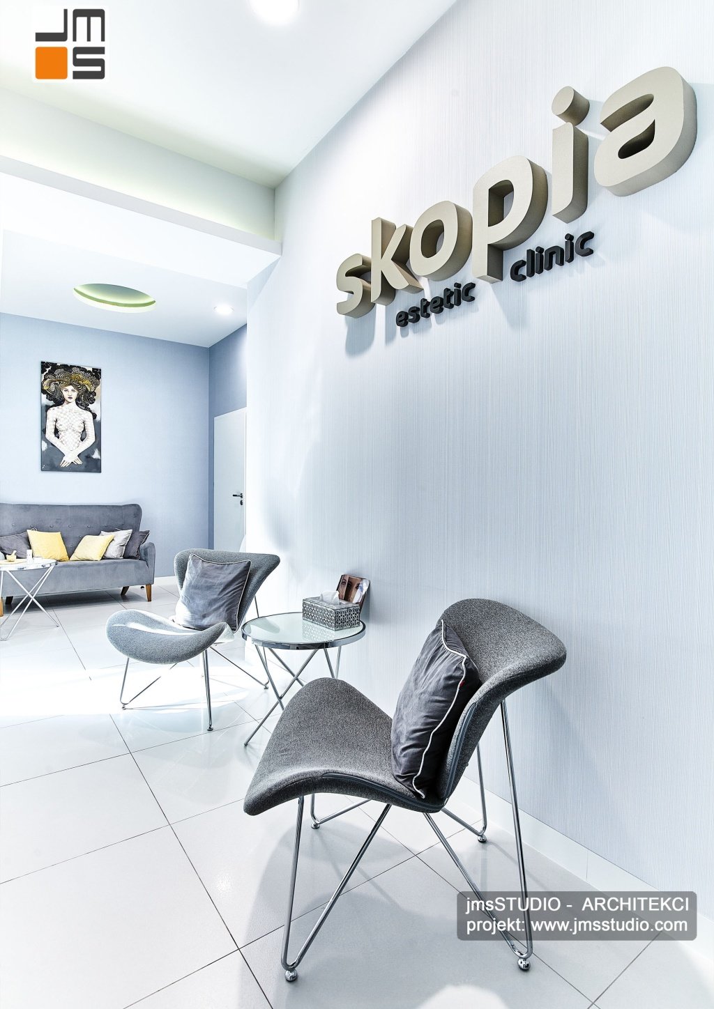 Delikatne foteliki  i stolik o nowoczesnym designie to pomysł na wyposażenie wnętrza poczekalni w klinice estetycznej 