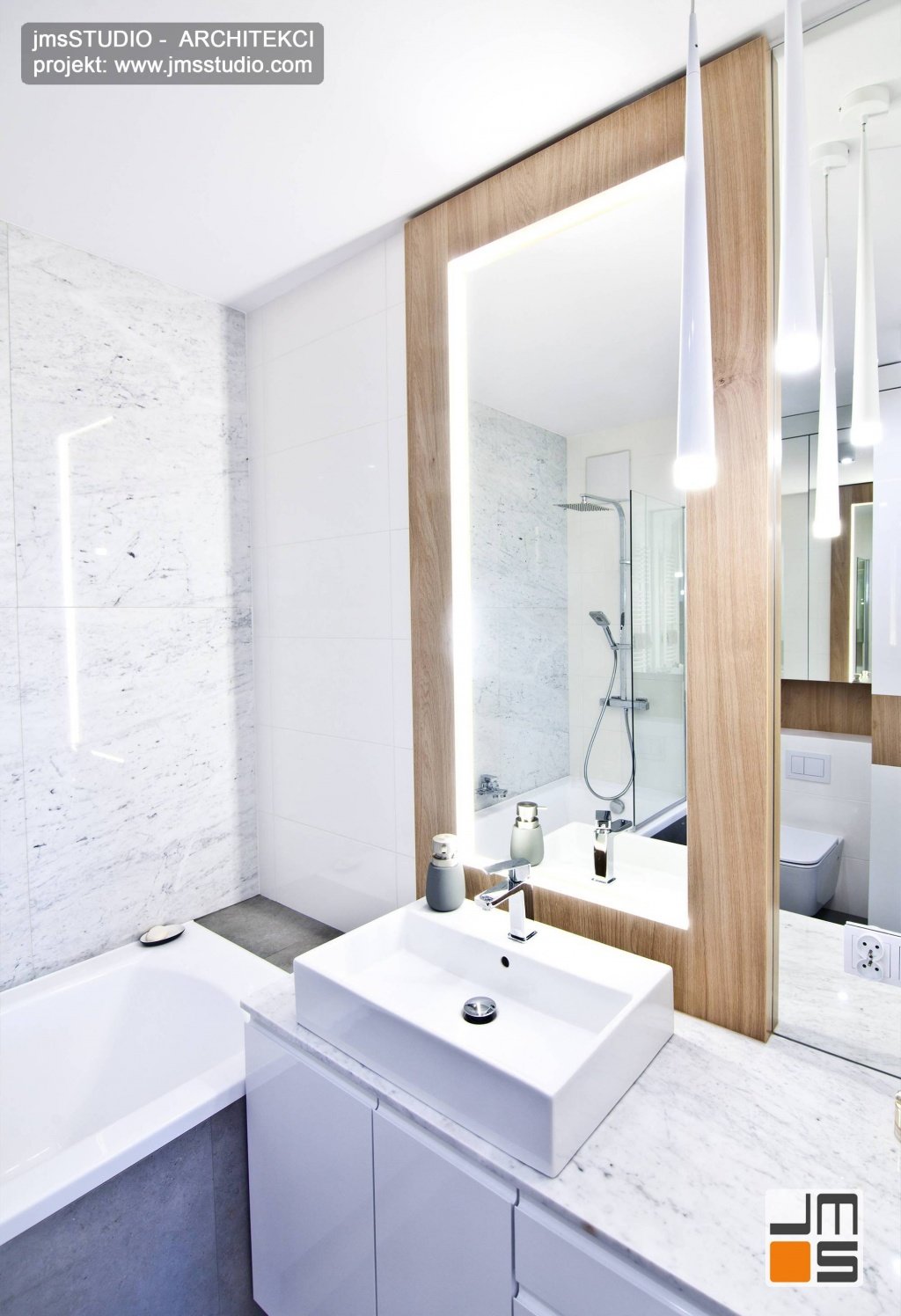 duże lustro w łazience w drewniana rama to elegancki pomysł na dekorację małej łazienki w bloku