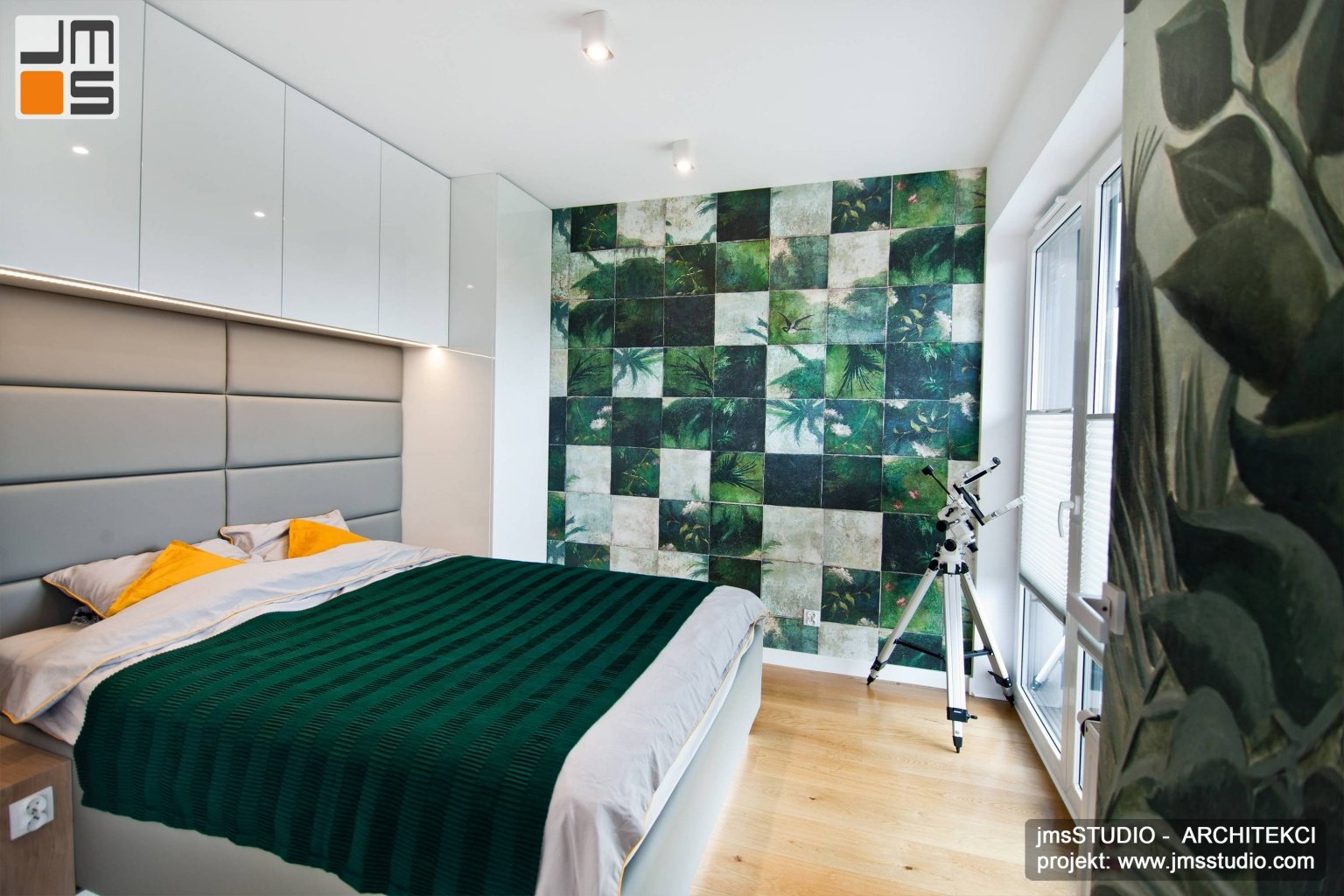pomysł na sypialnię z ciekawą tapetą na ścianie  i zielonymi akcentami 