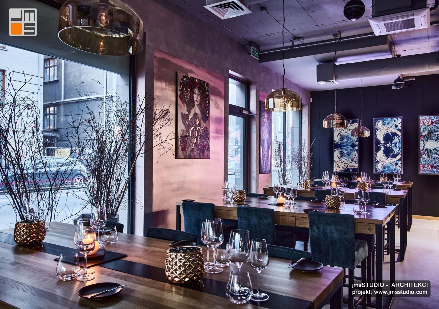 Projekt wnętrz eleganckiej restauracji w Krakowie z wnętrzami wykończonymi betonem i drewnianymi stołami to proste i elegancie wnętrze nowoczesne.