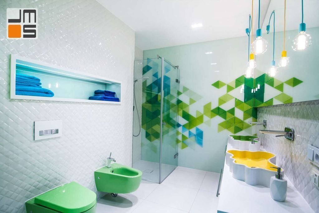 Nowoczesna kolorowa łazienka Pomysł na lampy wiszące w łazience