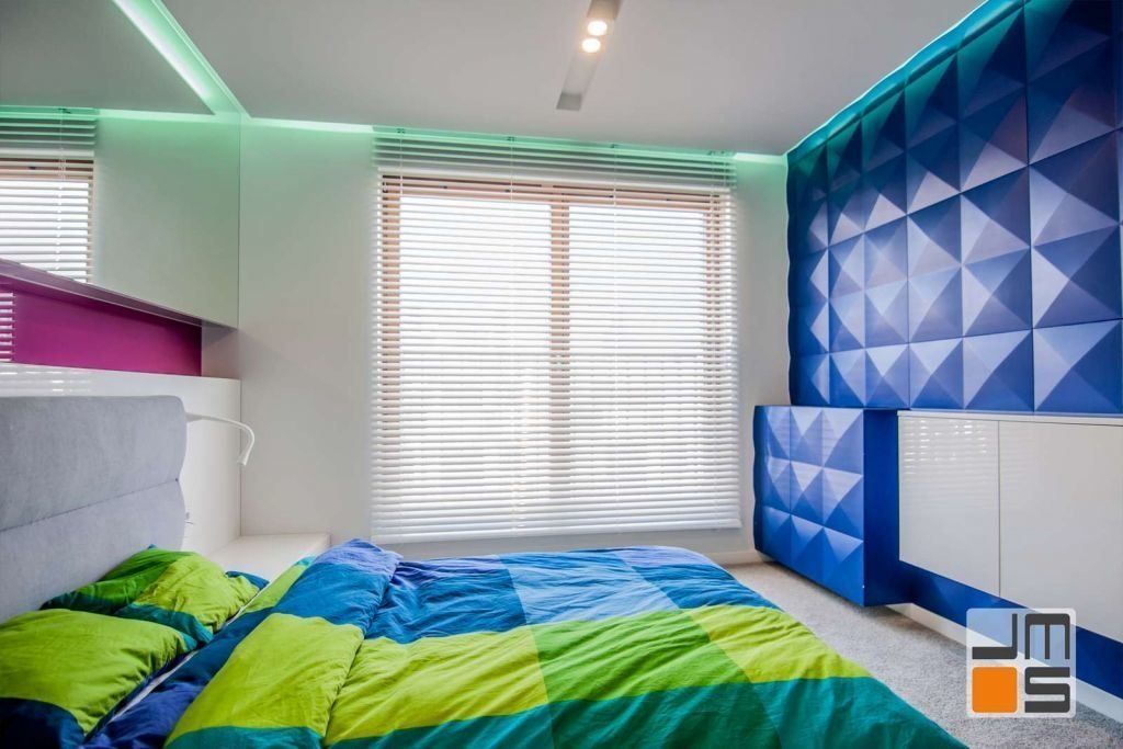 Pomysł na przestrzenną ścianę w sypialni Pomysł na zastosowanie paneli Loft System