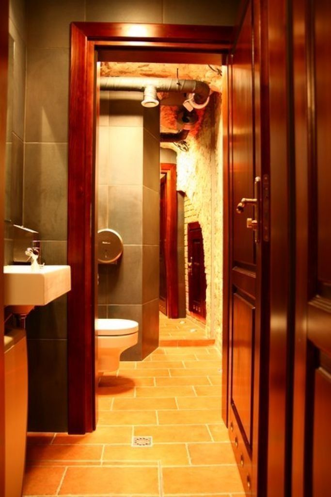 Aranżacja wnętrz toalety publicznej - damskiej w klubie rockowym