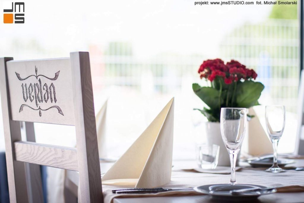2016 09 jmsstudio 20 projekt wnetrz restauracji krakow w aranzacji wnetrz zaprojektowano krzesla jesionowe z logo na zamowienie bielone