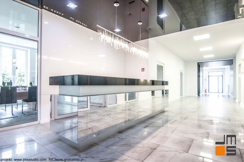 Bardzo nowoczesne minimalistyczne wnętrze holu biurowego z kryształowym żyrandolem