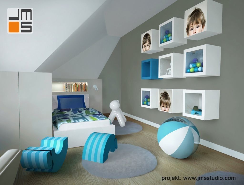 Nadruk zdjęć dziecka na szafkach w projekcie wnętrz pokoju dziecięcego