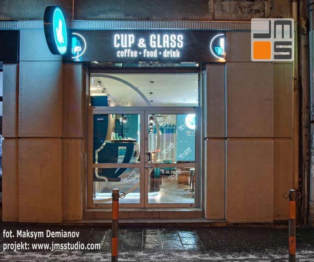 Efektowna witryna kawiarni z nowoczesnym wnętrzem w Krakowie
