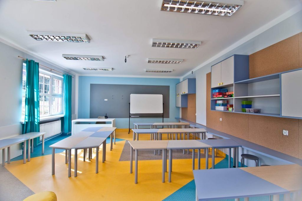 Farba tablicowa i płyty korkowe zaprojektowane we wnętrzu klasy - świetlicy w szkole w Żegocinie