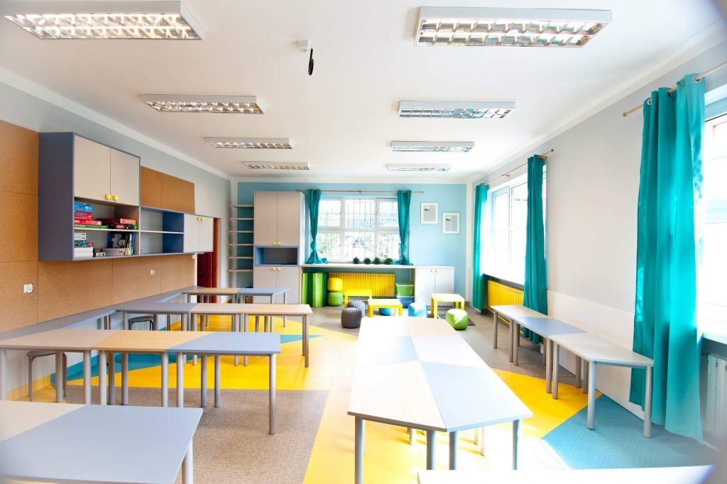 Ciekawe ławki wielofunkcyjne zostały zaprojektowane w projekcie wnętrz klasy w szkole podstawowej