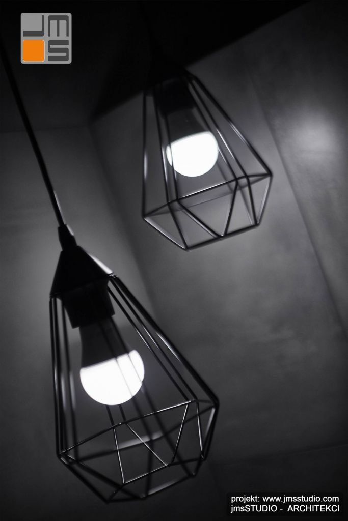 nowoczesne mocno graficzne lampy o geometrycznej strukturze we wnętrzu łazienki