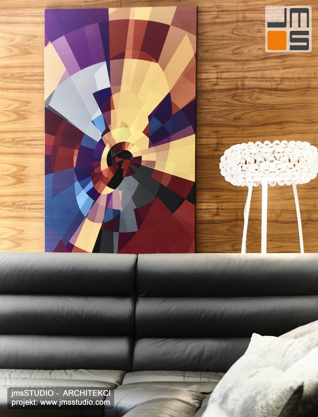 2018 06 abstrakcyjny obraz w formie mocnej kolorowej  grafiki świetnie komponuje się w projekcie wnętrz z drewnem orzechowym i lampą caboch na tle szarej sofy