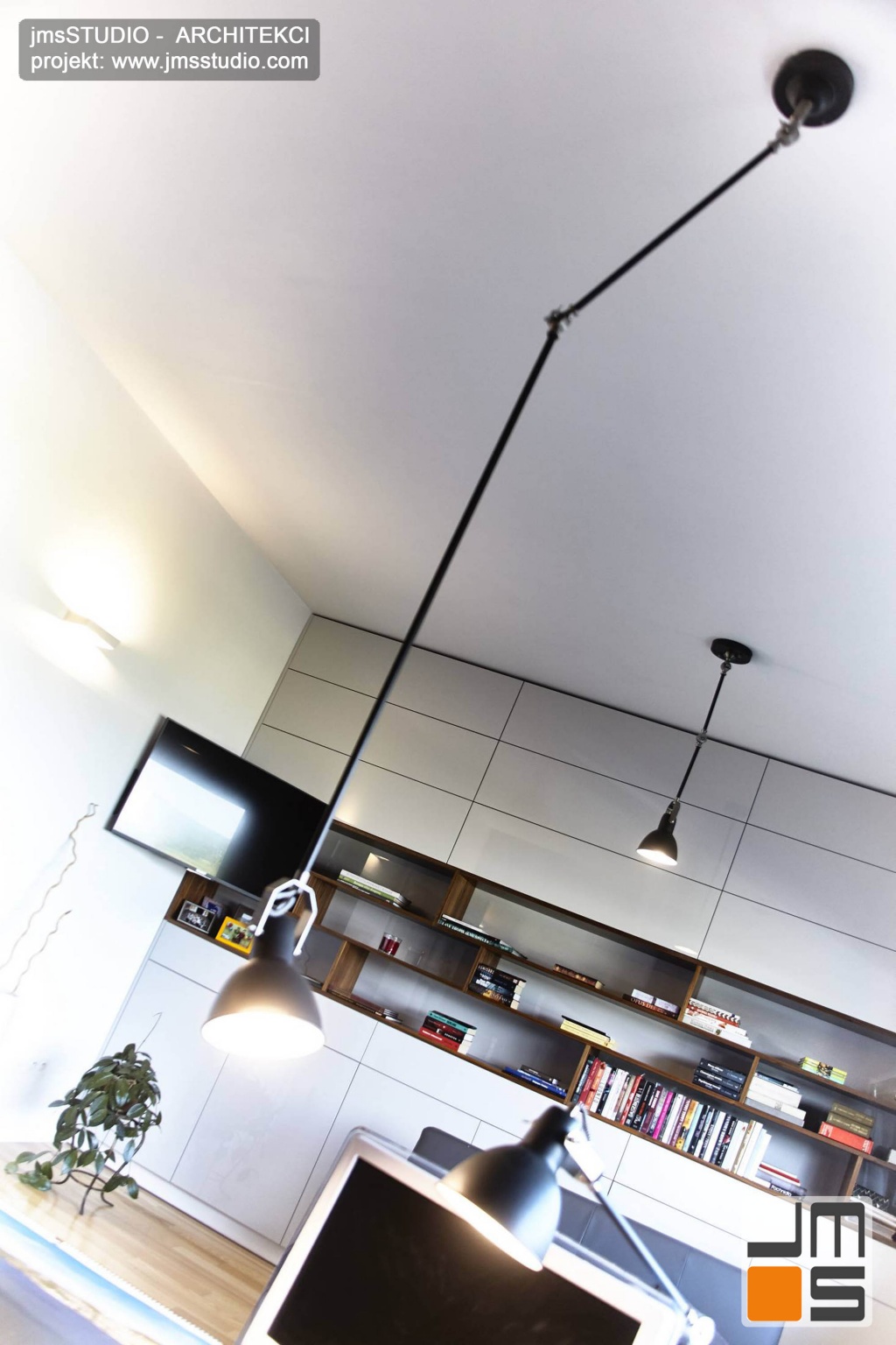2018 06 designerskie lampy o wyglądzie przemysłowym industrialnym w kolorze czarnym to pomysł na projekt oświetlenia wnętrz w gabinecie do pracy w domu pod Poznaniem