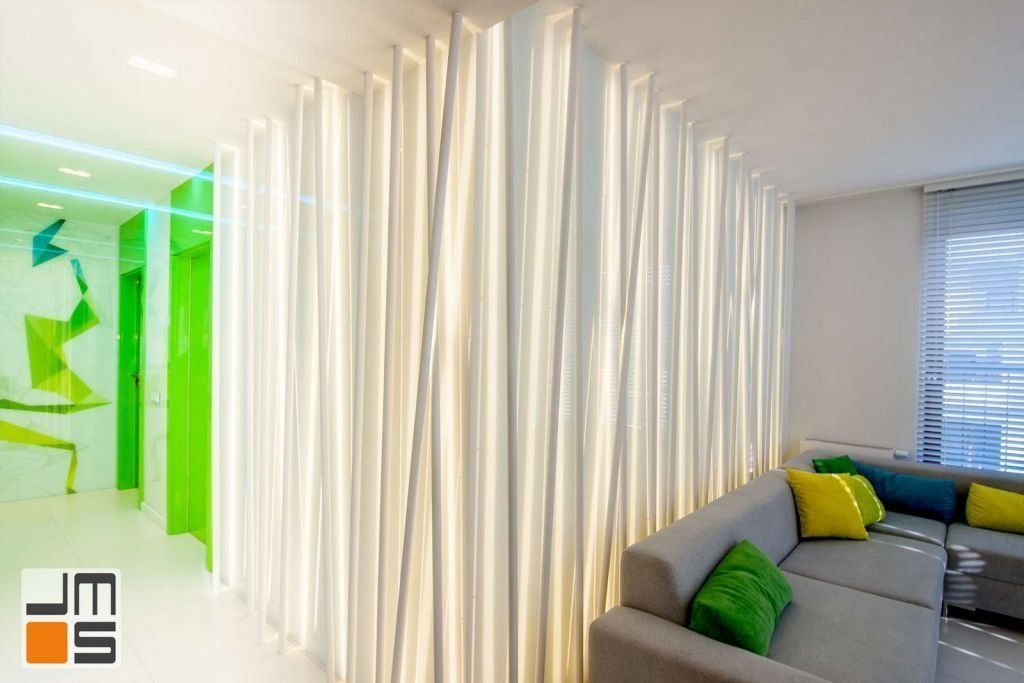 Wykończenie ścian w nowoczesnym apartamencie Ekskluzywne oświetlenie salonu