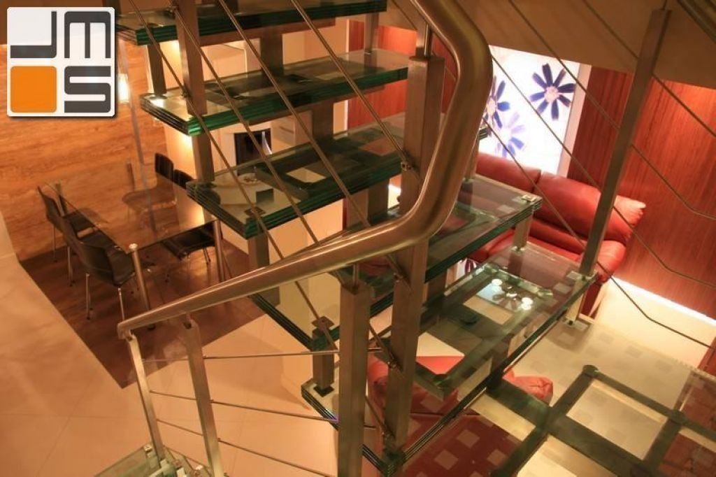Projekt szklanych, ażurowych schodów.