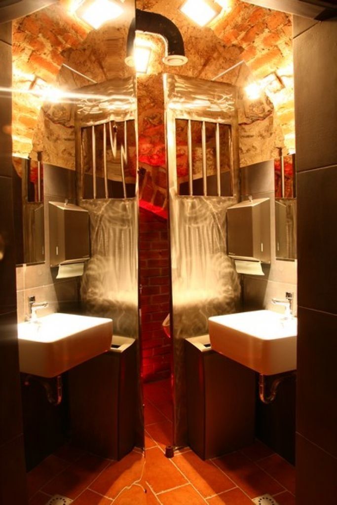 Projekt wnętrz toalety męskiej w klubie muzycznym