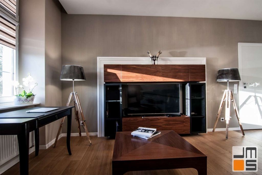Pomysł na zabudowę telewizora w luksusowym mieszkaniu
