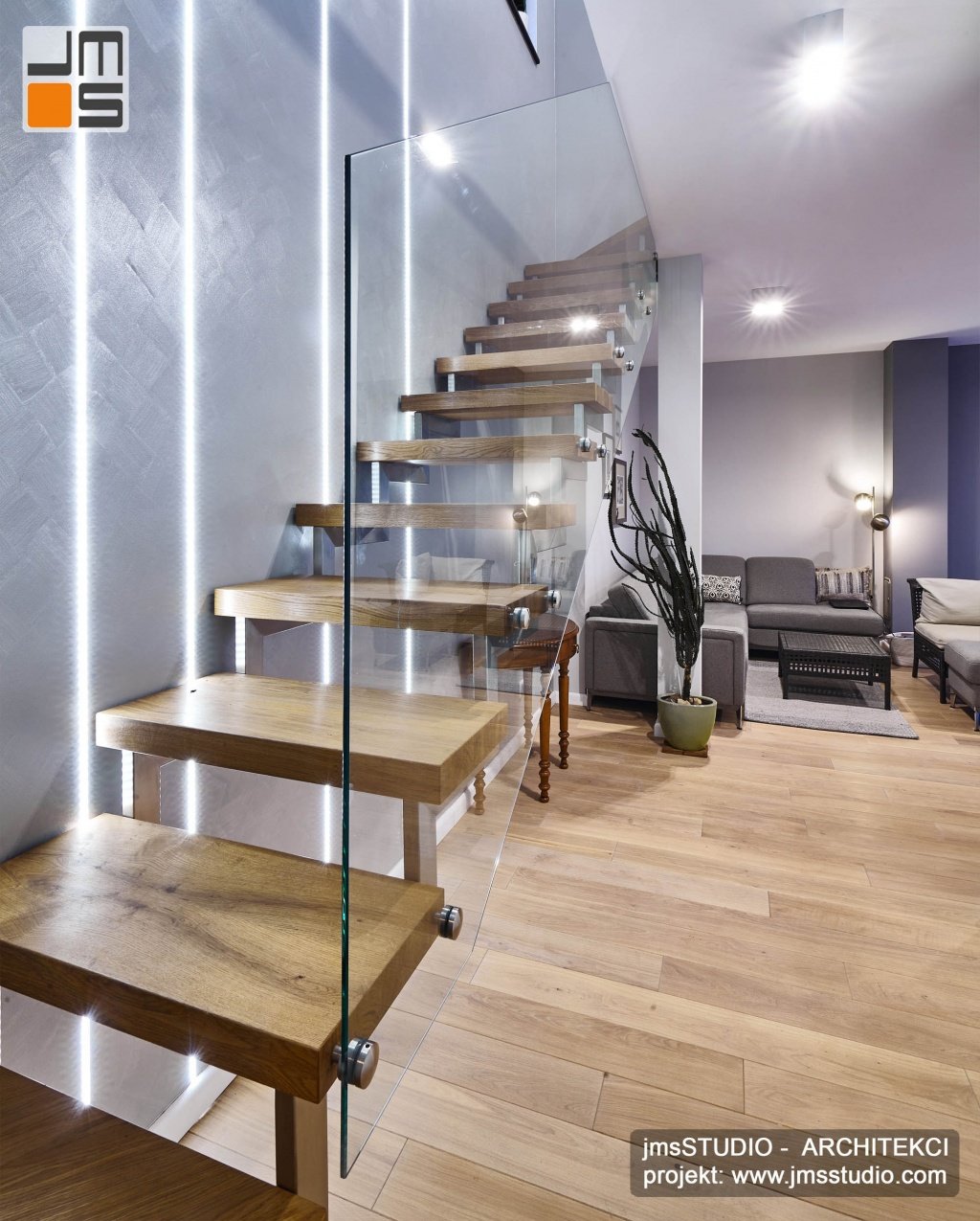 Drewniane stopnice na konstrukcji ze stali nierdzewnej to pomysł na eleganckie schody samonośne w projekt wnętrz domu  w Krakowie