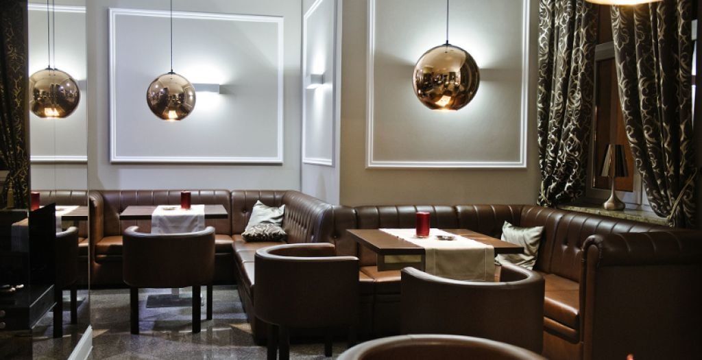 Oryginalne i nowoczesne oświetlenie wnętrza kawiarni złote lampy wiszące