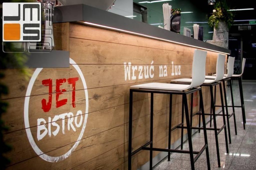 Projekt baru w restauracji w otwartej części na lotnisku Kraków - Balice