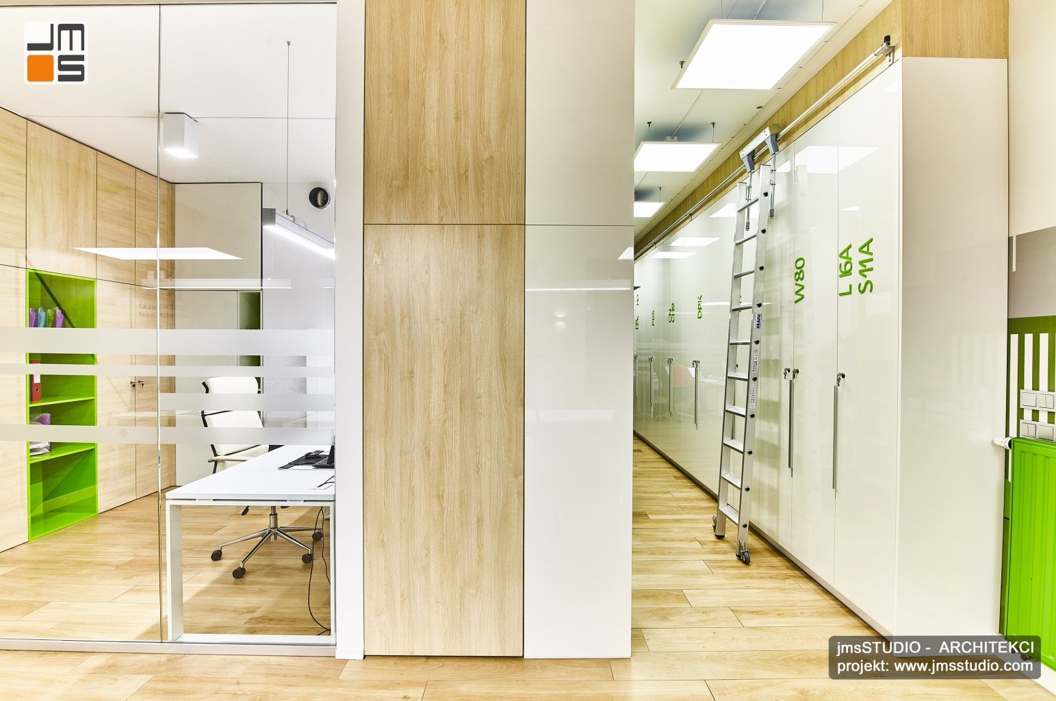 Projekt przestrzeni biurowej z wydzielonym archiwum ukrytym w zabudowanej szafie to oryginalny projekt wnętrz biura w Krakowie