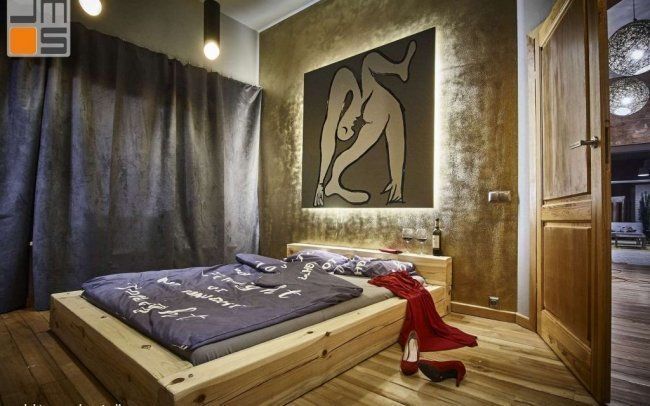 Projekt i realizacja aranżacji wnętrz nowoczesnej minimalistycznej sypialni ze złotą ścianą i grafiką