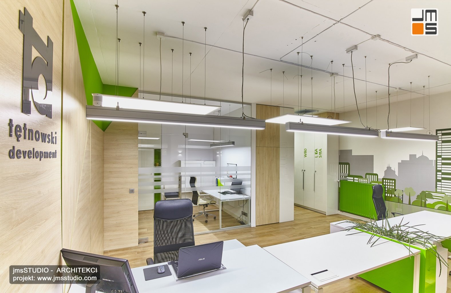 W biurach w Krakowie zaprojektowano techniczne oświetlenie na linkach stalowych oraz wydzielenie biura za pomocą szklanej ściany.