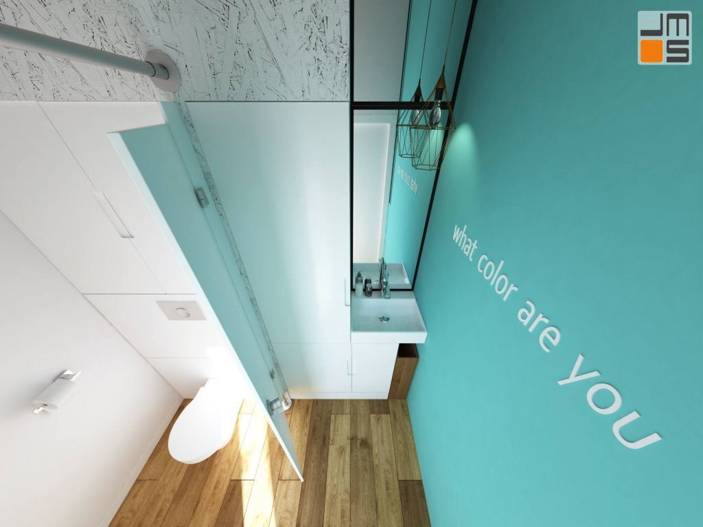 Turkusowo morski kolor ściany z napisem dobrze pasuje do drewnianej podłogi tworząc ciekawy projekt wnętrza małej łazienki w salonie kosmetycznym